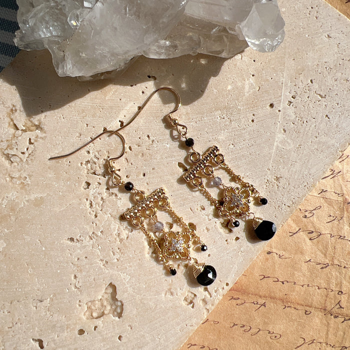 Earrings: 面如冷玉