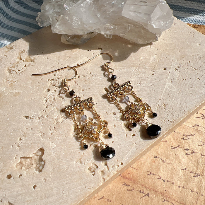 Earrings: 面如冷玉